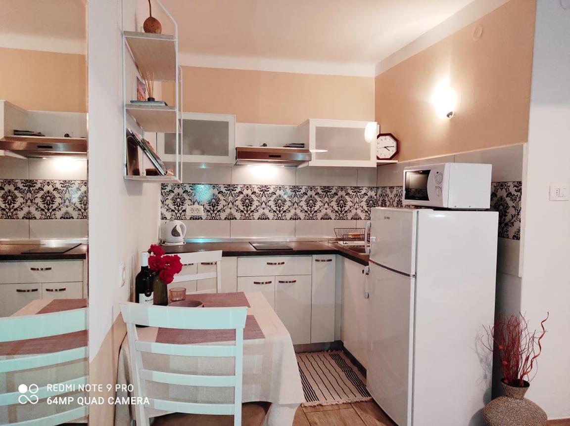 Nice Apartment In The City Center Ровинь Экстерьер фото