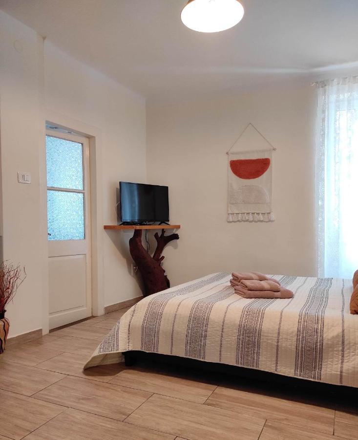 Nice Apartment In The City Center Ровинь Экстерьер фото