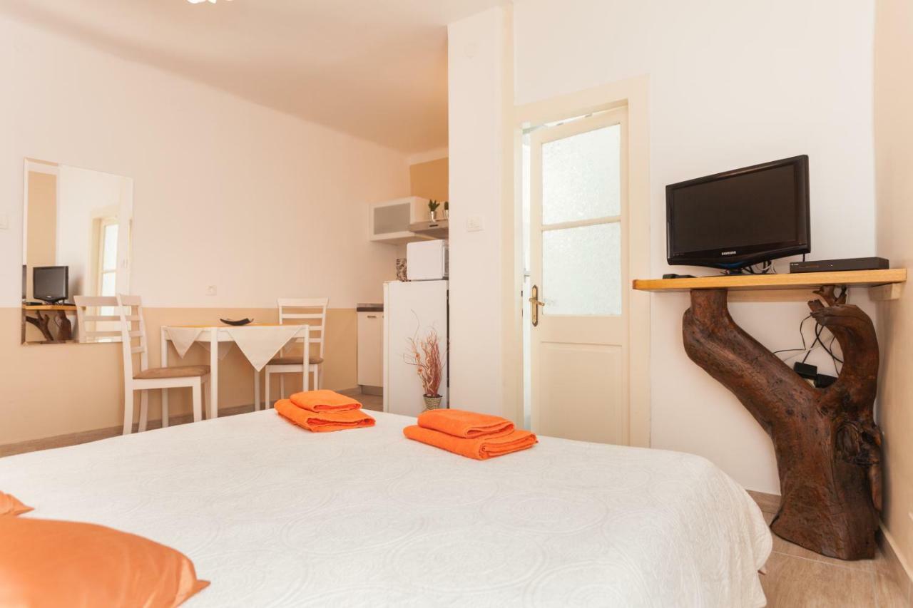 Nice Apartment In The City Center Ровинь Экстерьер фото
